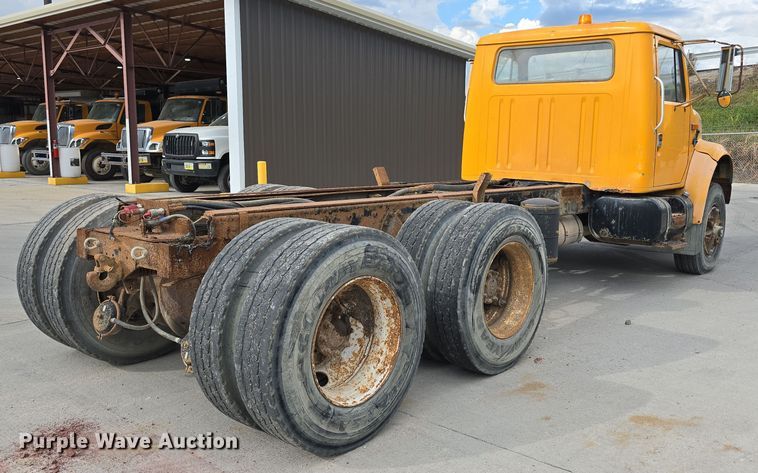 image for item DS4862 1990 International 4900 truck cab and chassis