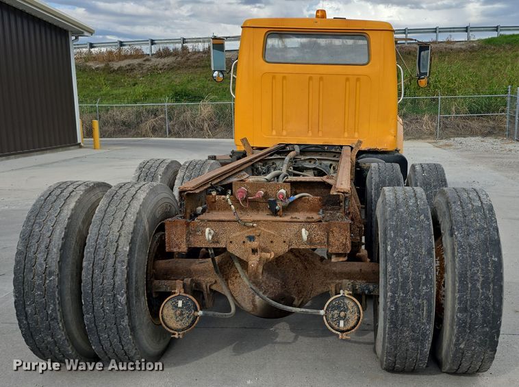 image for item DS4862 1990 International 4900 truck cab and chassis