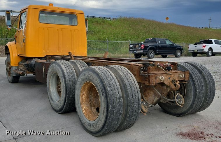 image for item DS4862 1990 International 4900 truck cab and chassis