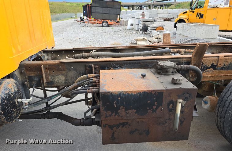 image for item DS4862 1990 International 4900 truck cab and chassis