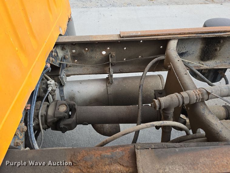 image for item DS4862 1990 International 4900 truck cab and chassis