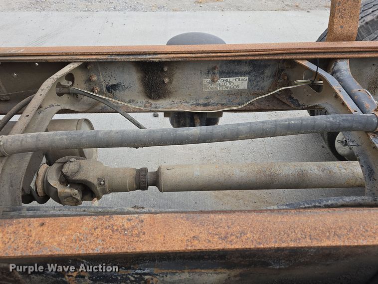 image for item DS4862 1990 International 4900 truck cab and chassis