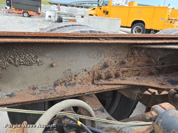 image for item DS4862 1990 International 4900 truck cab and chassis