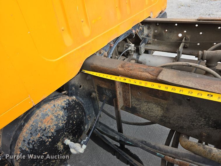 image for item DS4862 1990 International 4900 truck cab and chassis