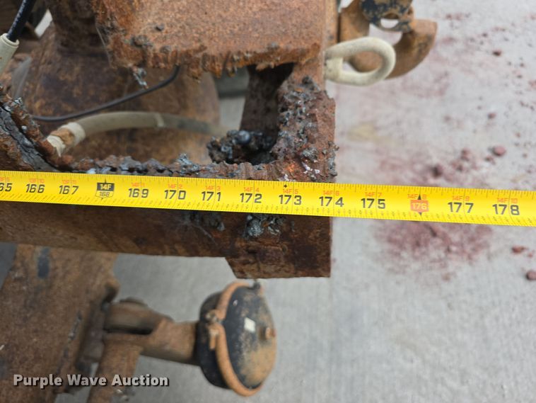 image for item DS4862 1990 International 4900 truck cab and chassis