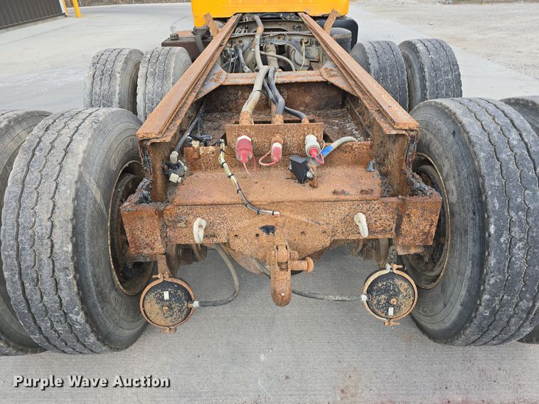 image for item DS4862 1990 International 4900 truck cab and chassis