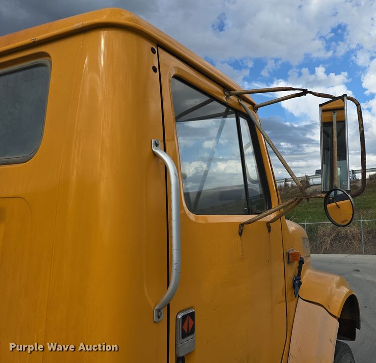 image for item DS4862 1990 International 4900 truck cab and chassis