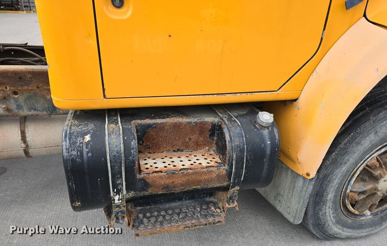 image for item DS4862 1990 International 4900 truck cab and chassis