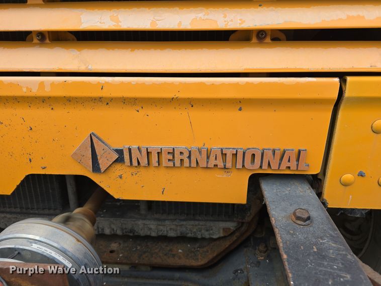 image for item DS4862 1990 International 4900 truck cab and chassis