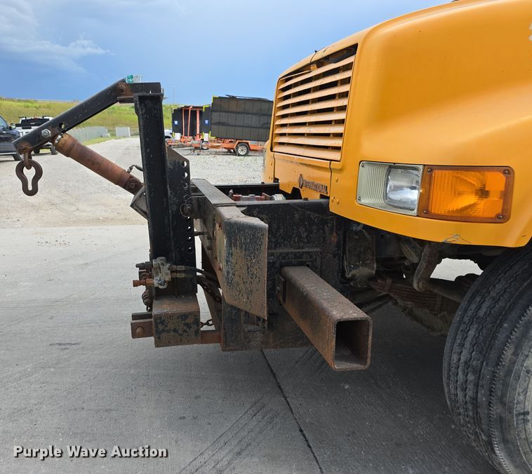 image for item DS4862 1990 International 4900 truck cab and chassis