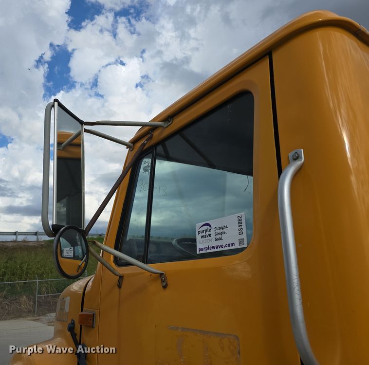 image for item DS4862 1990 International 4900 truck cab and chassis