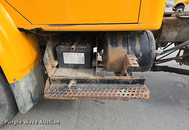 image for item DS4862 1990 International 4900 truck cab and chassis