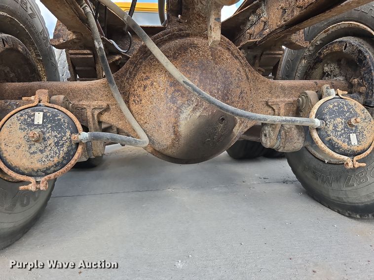 image for item DS4862 1990 International 4900 truck cab and chassis