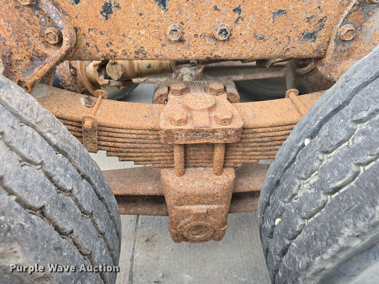 image for item DS4862 1990 International 4900 truck cab and chassis