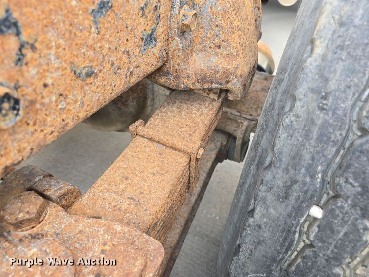 image for item DS4862 1990 International 4900 truck cab and chassis