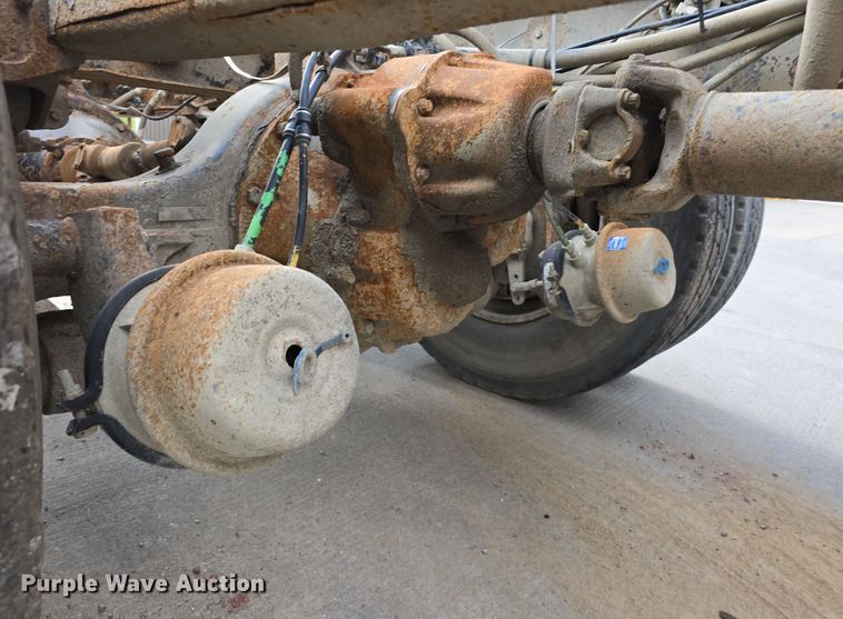 image for item DS4862 1990 International 4900 truck cab and chassis