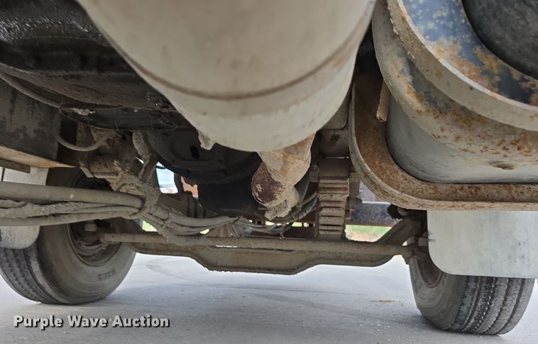 image for item DS4862 1990 International 4900 truck cab and chassis