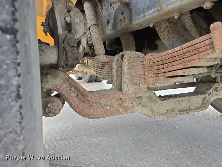 image for item DS4862 1990 International 4900 truck cab and chassis