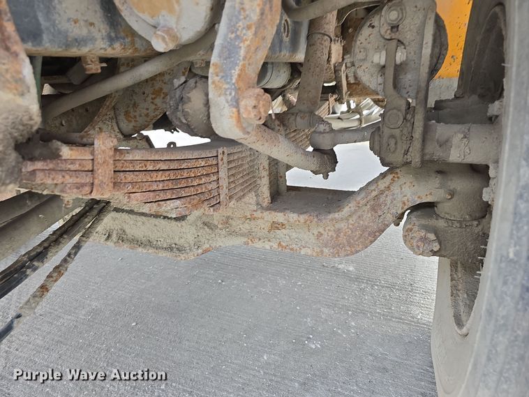 image for item DS4862 1990 International 4900 truck cab and chassis