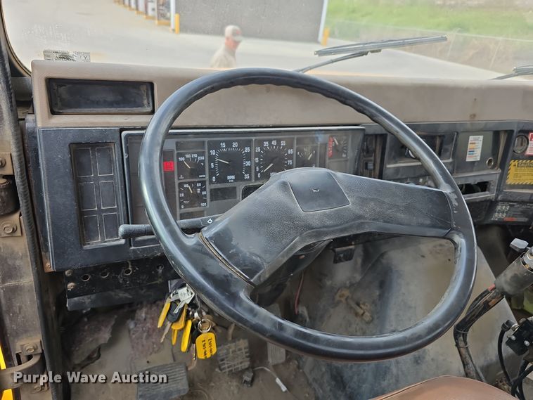 image for item DS4862 1990 International 4900 truck cab and chassis