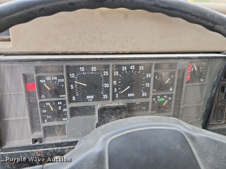 image for item DS4862 1990 International 4900 truck cab and chassis