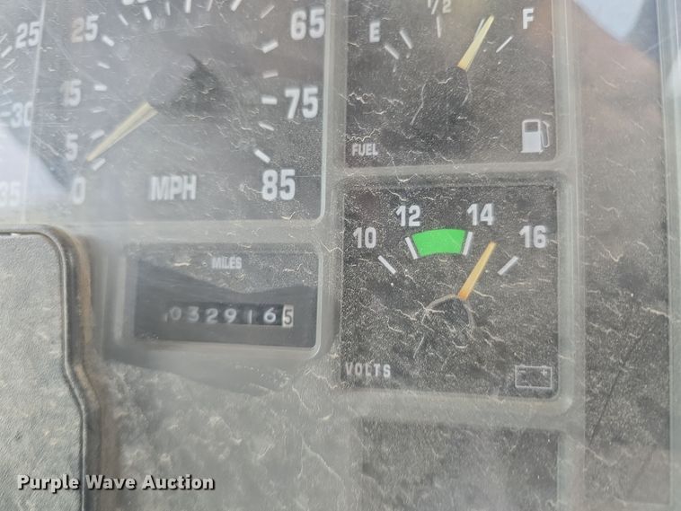 image for item DS4862 1990 International 4900 truck cab and chassis