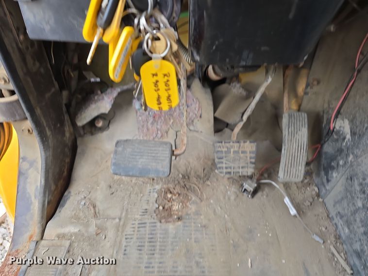 image for item DS4862 1990 International 4900 truck cab and chassis