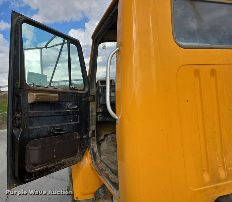 image for item DS4862 1990 International 4900 truck cab and chassis