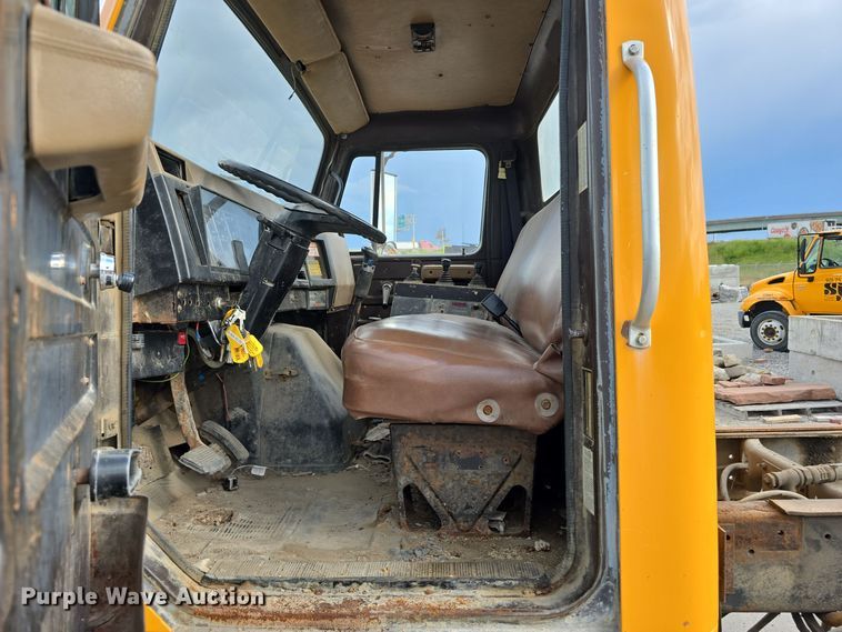 image for item DS4862 1990 International 4900 truck cab and chassis