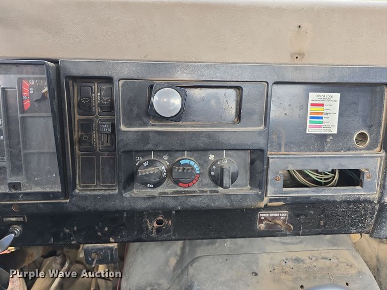 image for item DS4862 1990 International 4900 truck cab and chassis