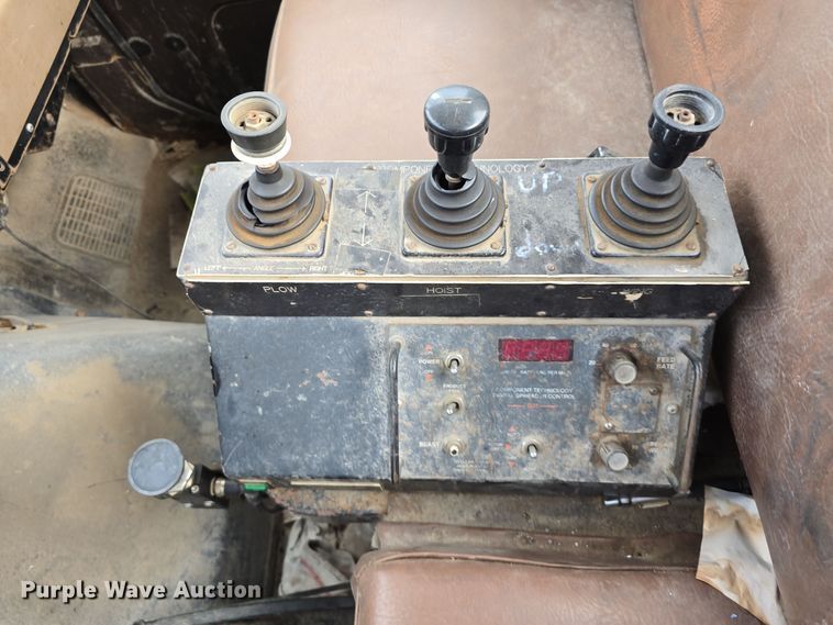 image for item DS4862 1990 International 4900 truck cab and chassis