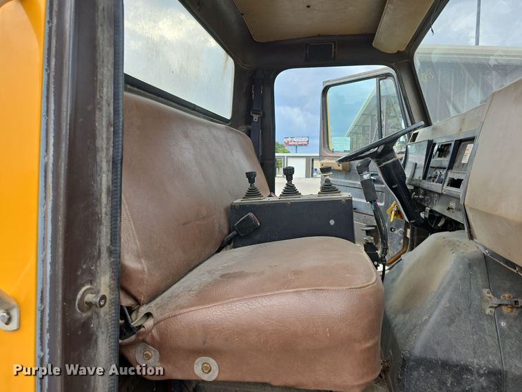 image for item DS4862 1990 International 4900 truck cab and chassis