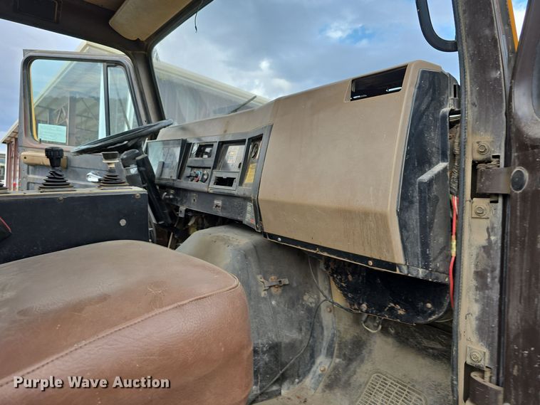 image for item DS4862 1990 International 4900 truck cab and chassis