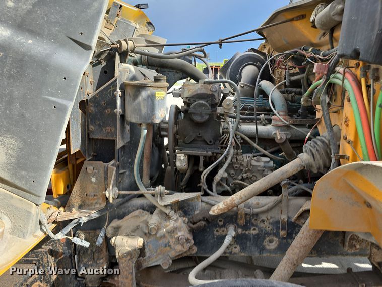 image for item DS4862 1990 International 4900 truck cab and chassis