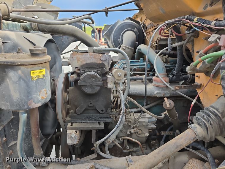 image for item DS4862 1990 International 4900 truck cab and chassis