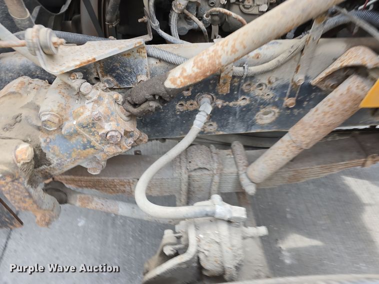 image for item DS4862 1990 International 4900 truck cab and chassis