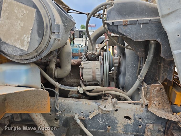 image for item DS4862 1990 International 4900 truck cab and chassis