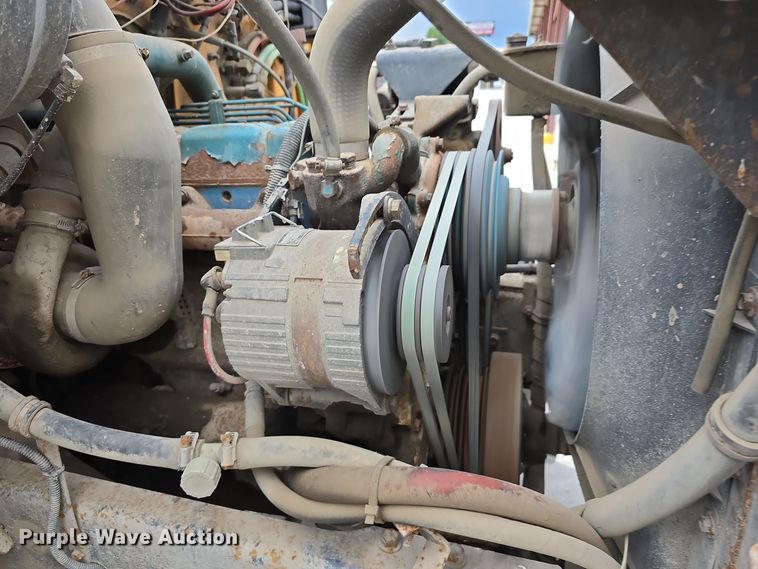 image for item DS4862 1990 International 4900 truck cab and chassis