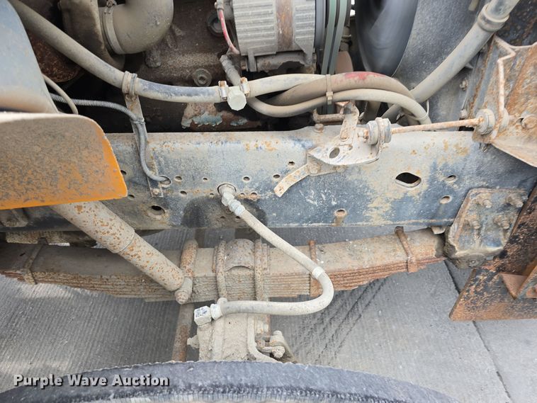 image for item DS4862 1990 International 4900 truck cab and chassis