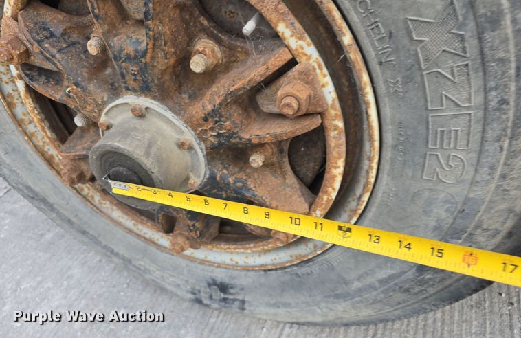 image for item DS4862 1990 International 4900 truck cab and chassis