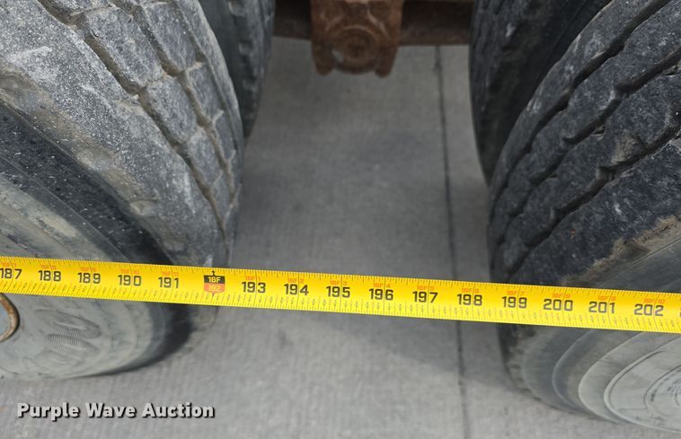 image for item DS4862 1990 International 4900 truck cab and chassis