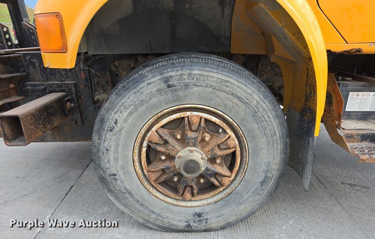 image for item DS4862 1990 International 4900 truck cab and chassis