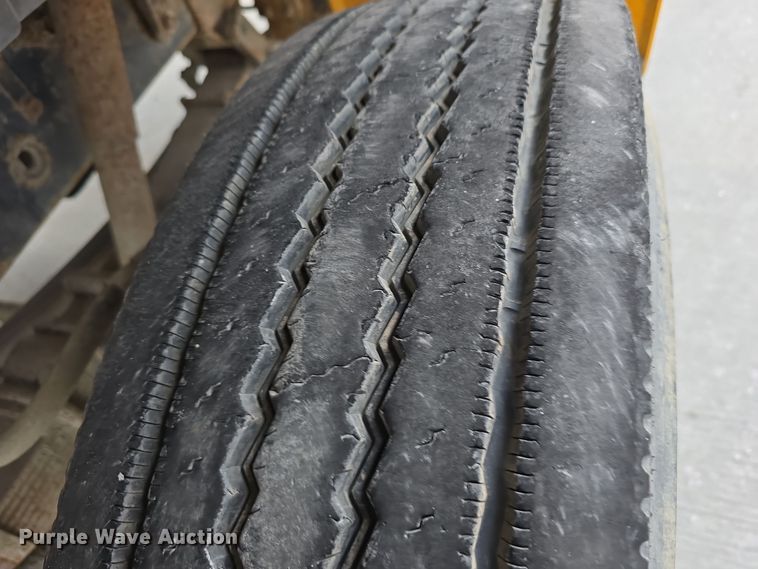 image for item DS4862 1990 International 4900 truck cab and chassis