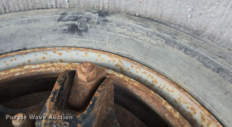 image for item DS4862 1990 International 4900 truck cab and chassis