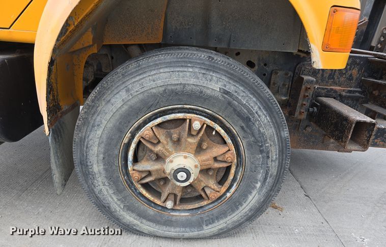 image for item DS4862 1990 International 4900 truck cab and chassis