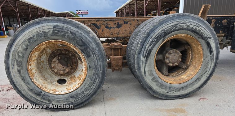 image for item DS4862 1990 International 4900 truck cab and chassis