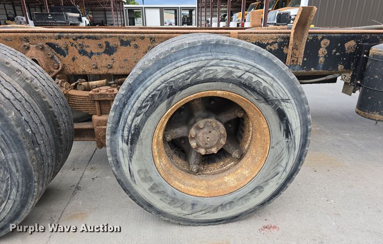 image for item DS4862 1990 International 4900 truck cab and chassis