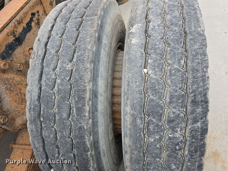 image for item DS4862 1990 International 4900 truck cab and chassis