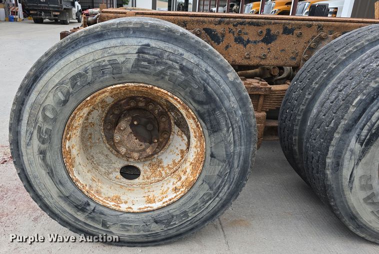 image for item DS4862 1990 International 4900 truck cab and chassis