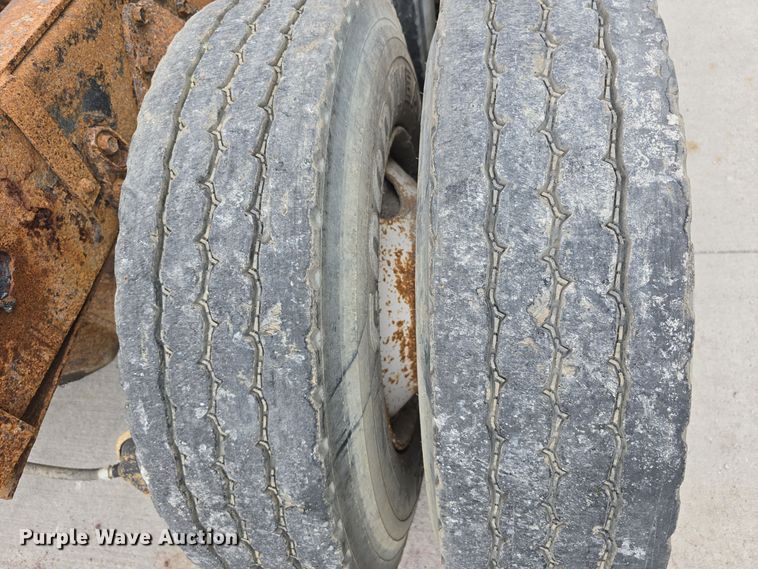 image for item DS4862 1990 International 4900 truck cab and chassis